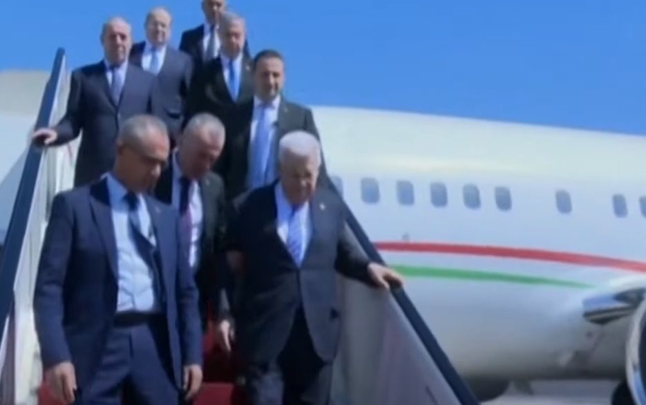 الرئيس الفلسطيني يصل شرم الشيخ لحضور قمة السلام