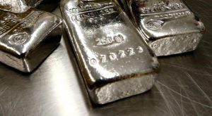 لماذا تتأخر الفضة عن تسجيل مستويات قياسية جديدة؟ | صحيفة الخليج