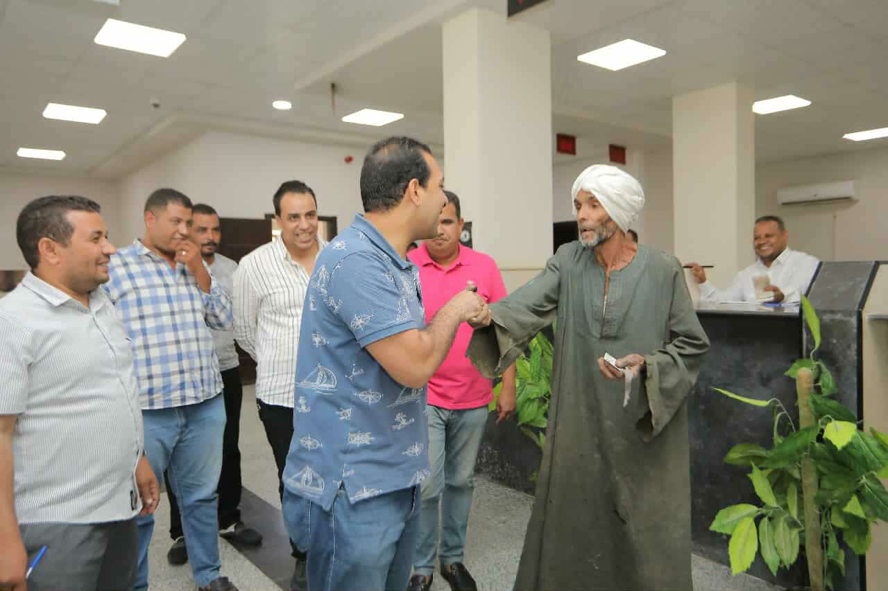 نائب محافظ قنا يتفقد مرافق خدمية وصحية بمركز الوقف