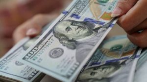 عدم اليقين الاقتصادي يختبر مرونة سوق الصرف الأجنبي