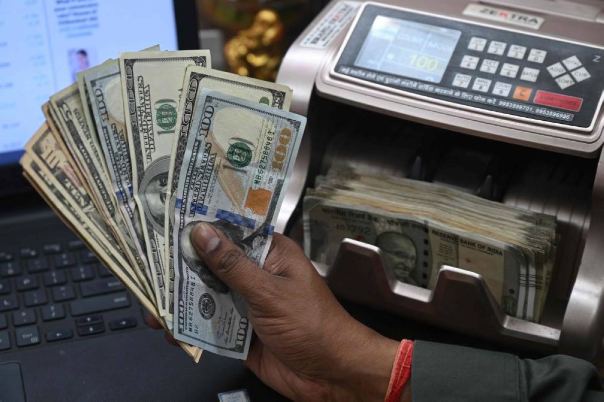 الدولار يتجه لتسجيل أفضل أسبوع في عام