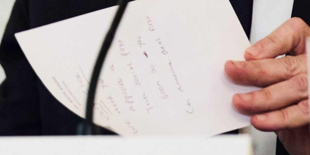 من الغرفة الزرقاء.. ماذا قالت المذكرة السرية الموجهة إلى ترامب بشأن اتفاق غزة؟