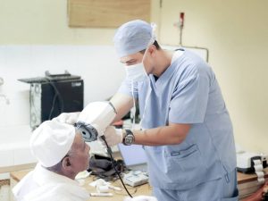 “فريق عين العالم”.. مبادرة إنسانية من دبي تعيد النور لآلاف المرضى حول العالم