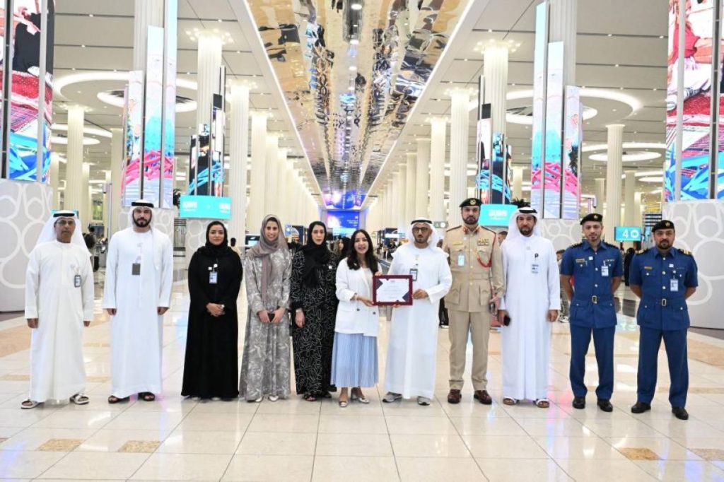 وضع شعار القرية العالمية على التأشيرات الصادرة من إقامة دبي