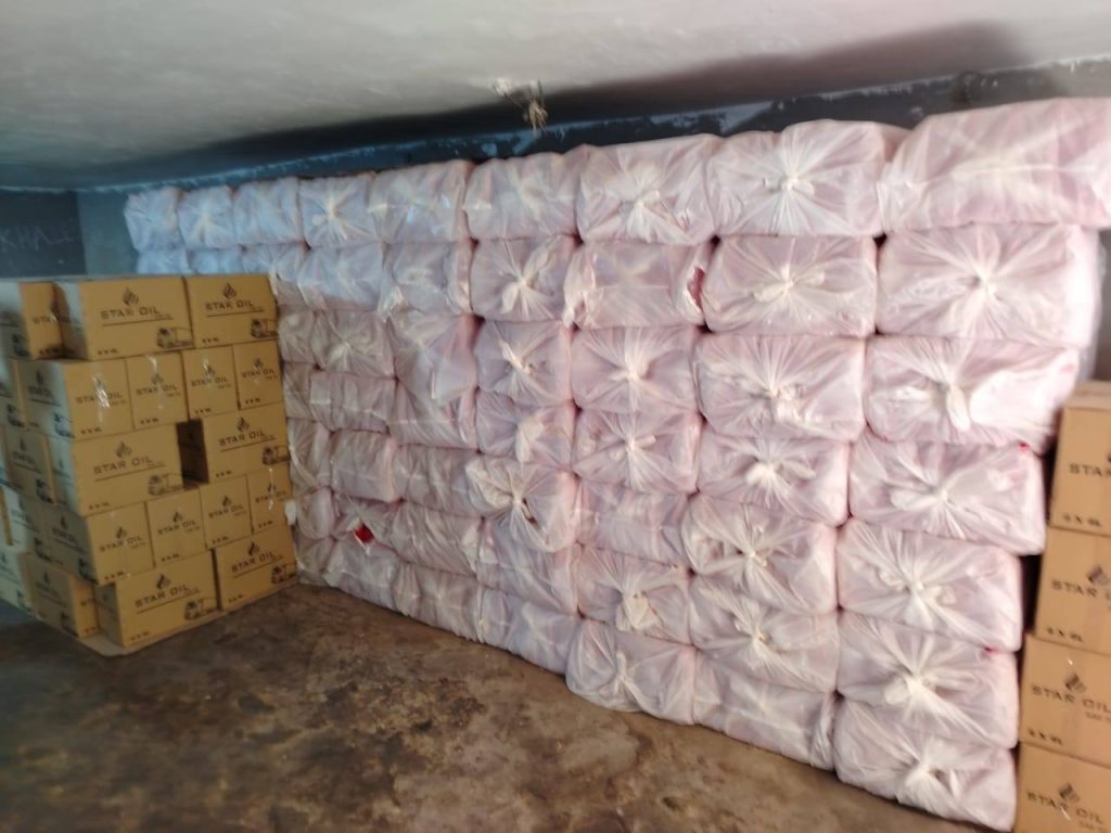 الجيزة: ضبط منشأة لتدوير زيوت السيارات المستعملة وتعبئتها بعلامة تجارية مزيفة في البدرشين