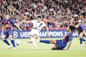 فليك يقرّ بمشاكل برشلونة الدفاعية