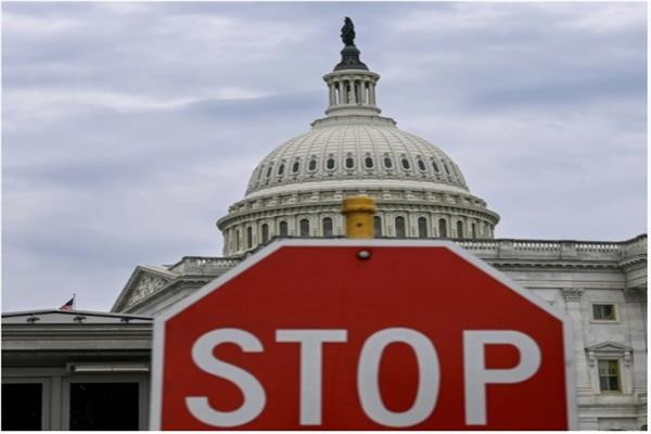 البيت الأبيض يبدأ تسريح موظفين بسبب الشلل الفيدرالي