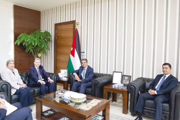 وزير الشباب يستقبل السفير الأسترالي