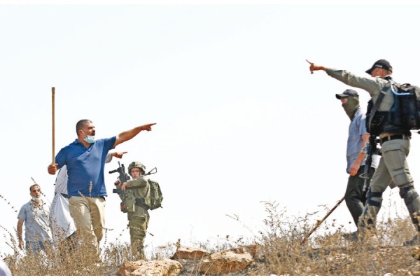 مستوطنون متطرفون يهاجمون قرى بالضفة الغربية
