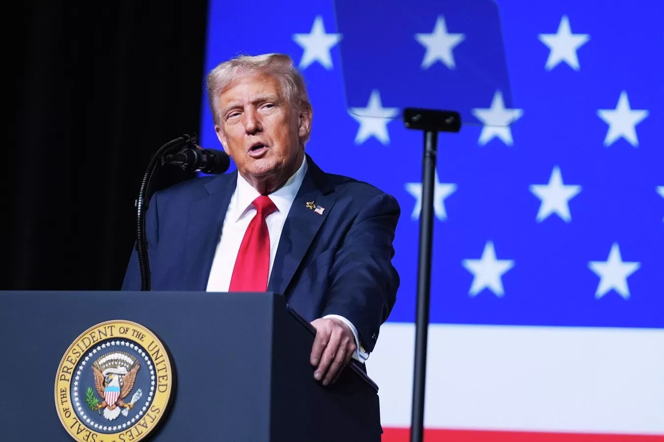 ترامب: الجمهوريون يريدون إعطاء أموال الأمريكيين للمهاجرين والمجرمين!