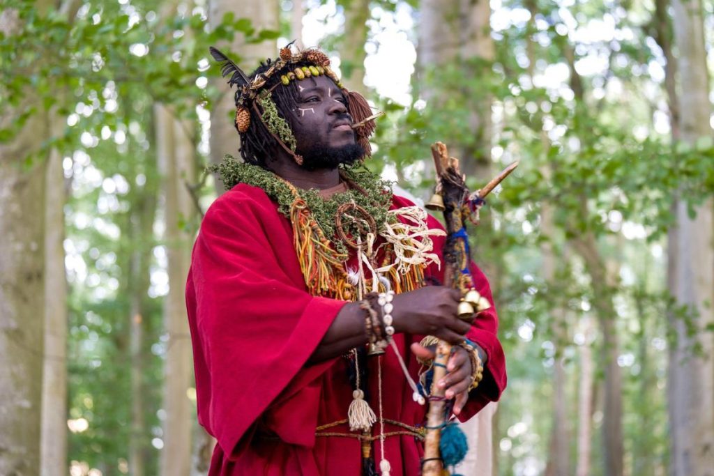 اسكتلندا.. إبعاد زعيم “مملكة كوبالا” وزوجته بعد صدور أمر إخلاء فوري من المحكمة (صور + فيديو)