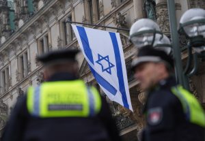 ألمانيا تنكس الأعلام بمناسبة ذكرى 7 أكتوبر وسط اشتباكات مع مؤيدين لفلسطين (صور+ فيديوهات)