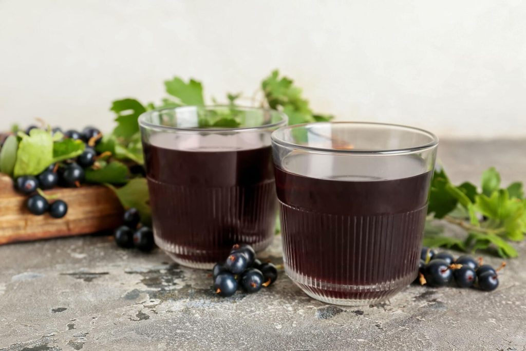 دراسة: عصير الكشمش الأسود يعزز تدفق الدم إلى الدماغ