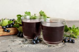 دراسة: عصير الكشمش الأسود يعزز تدفق الدم إلى الدماغ