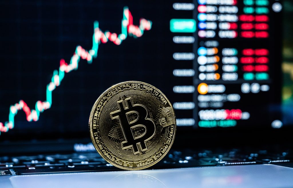 سوق العملات المشفرة يشهد خسائر ضخمة إثر تصريحات ترامب بشأن الصين