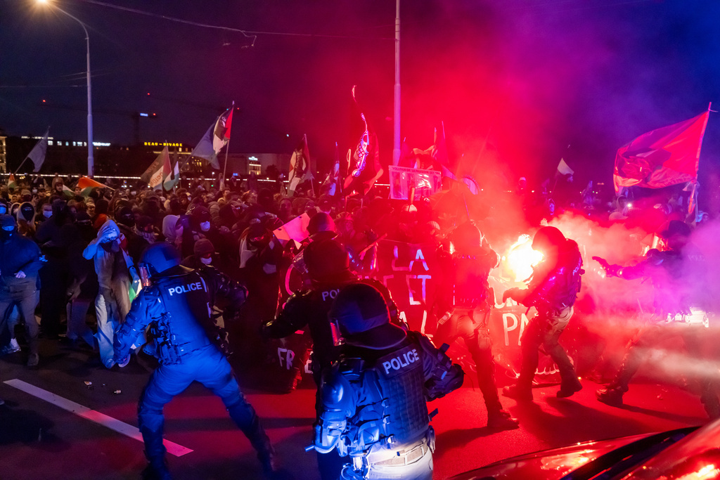 اشتباكات عنيفة في العاصمة السويسرية برن خلال مظاهرة مؤيدة لفلسطين..(فيديو)