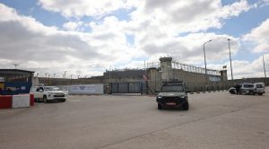 بالفيديو.. انطلاق حافلات لنقل أسرى فلسطينيين تمهيدا لإطلاق سراحهم