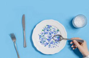 الاكتئاب وسرطان الأمعاء مرتبطان بالبلاستيك!.. دراسة تحذّر