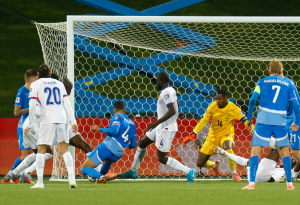 فرنسا تتعثر أمام أيسلندا وتفوت فرصة الاقتراب من التأهل لكأس العالم