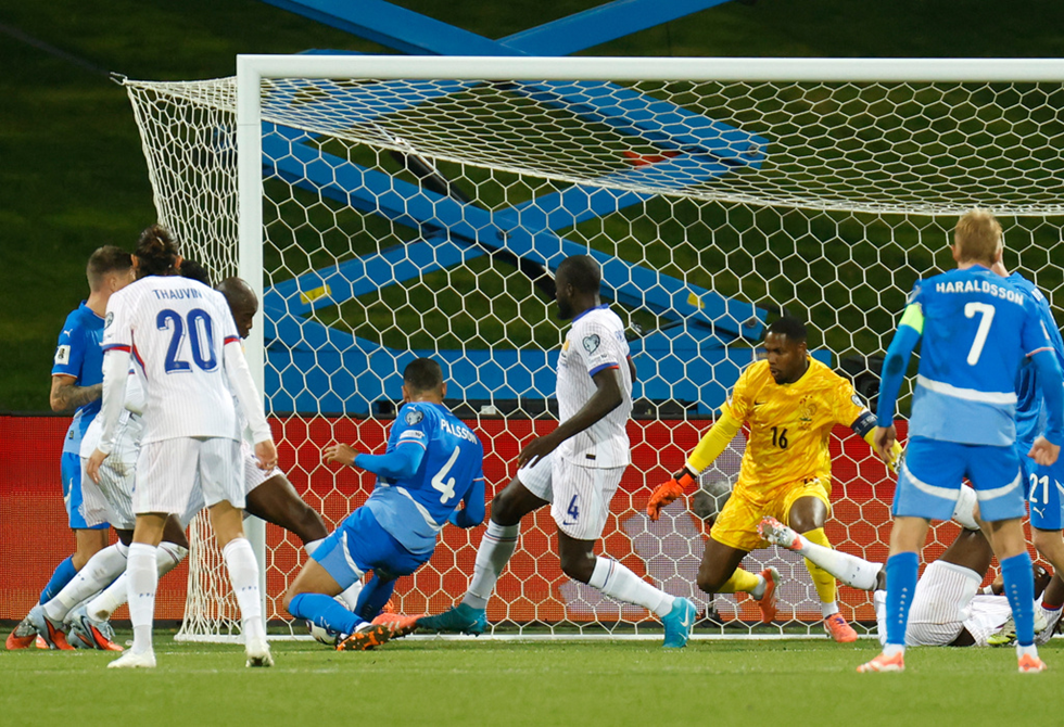 فرنسا تتعثر أمام أيسلندا وتفوت فرصة الاقتراب من التأهل لكأس العالم