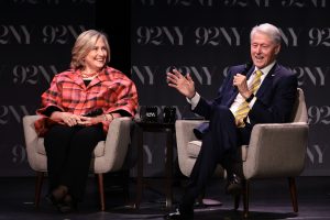 الرئيس الأمريكي الأسبق بيل كلينتون وزوجته هيلاري يؤجلان شهادتهما في قضية المجرم الجنسي إبستين