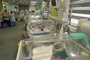 بسبب الحرب.. رُضّع غزة يتشاركون أقنعة الأكسجين والأسرة