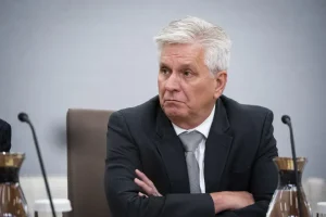 كريستوفر والر يؤيد خفض الفائدة بحذر وسط مؤشرات اقتصادية متضاربة | صحيفة الخليج