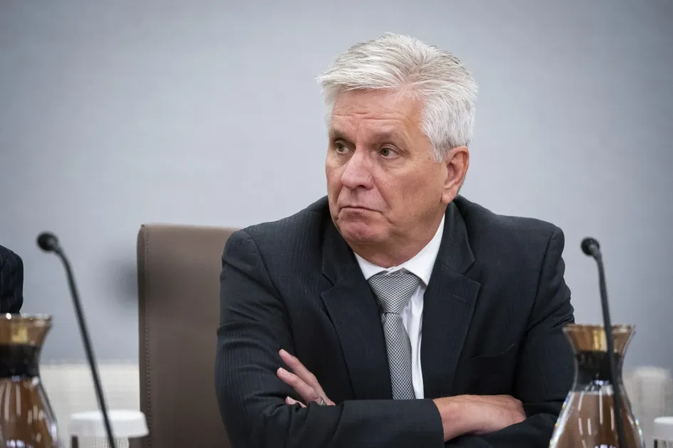 Christopher Waller soutient une baisse prudente des taux d'intérêt face à des signaux économiques contradictoires | Al Khaleej