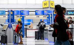 ناقلات أمريكية تُعفي المسافرين من رسوم تغيير الرحلات في 12 مطاراً