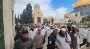 مستوطنون إسرائيليون يقتحمون باحات المسجد الأقصى بحماية شرطة الاحتلال