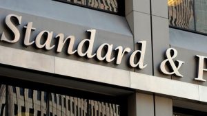 Standard & Poor's rehausse la note de l'Égypte ; Fitch la confirme