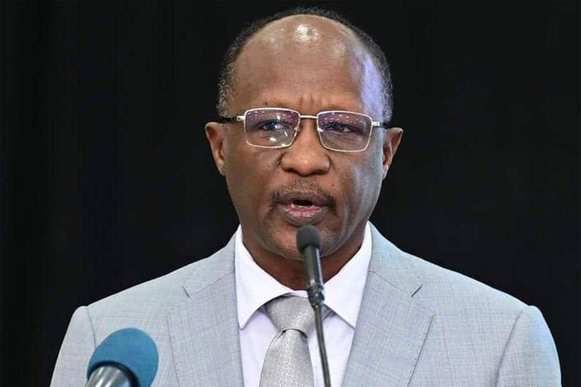 إقالة محافظ بنك السودان المركزي وآمنة التوم تخلفه بالمنصب