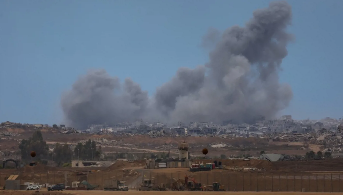 عشرات تحت الأنقاض بعد قصف مبنى في غزة… والجيش الإسرائيلي يصفه بـ’الخطأ’