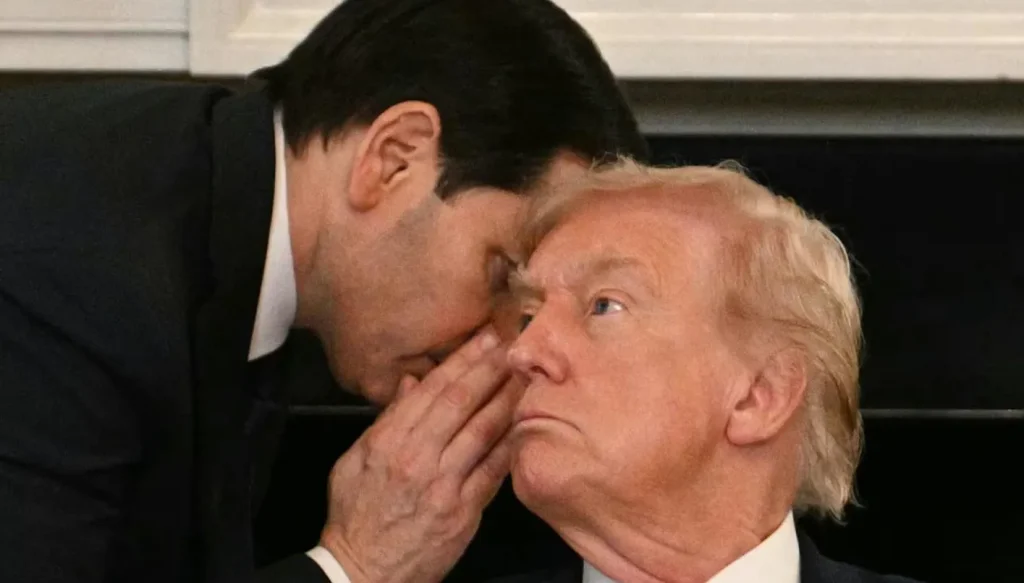 روبيو يسلّم ترامب ‘ورقة عاجلة’ بشأن إعلان اتفاق الشرق الأوسط (صور وفيديو)