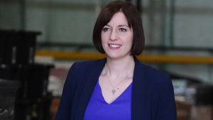 سفير أميركي يصف وزيرة بريطانية بـ “الواهمة” لدفاعها عن دور لندن باتفاق غزة