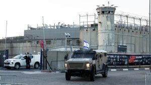 Premier des 38 bus transportant des prisonniers palestiniens libérés traverse vers Gaza