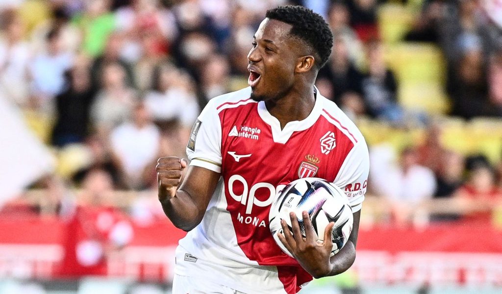 منبوذ برشلونة يحطم رقما قياسيا في الدوري الفرنسي