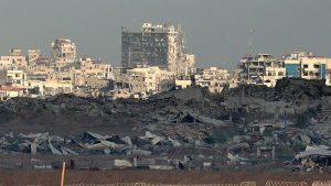 نفايات وركام.. تحديات لا توصف تواجه مئات آلاف الغزيين