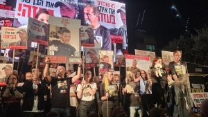 عائلات الرهائن ترحب باتفاق غزة وتصفه بـ”الاختراق التاريخي” وتدعو الحكومة الإسرائيلية للمصادقة الفورية