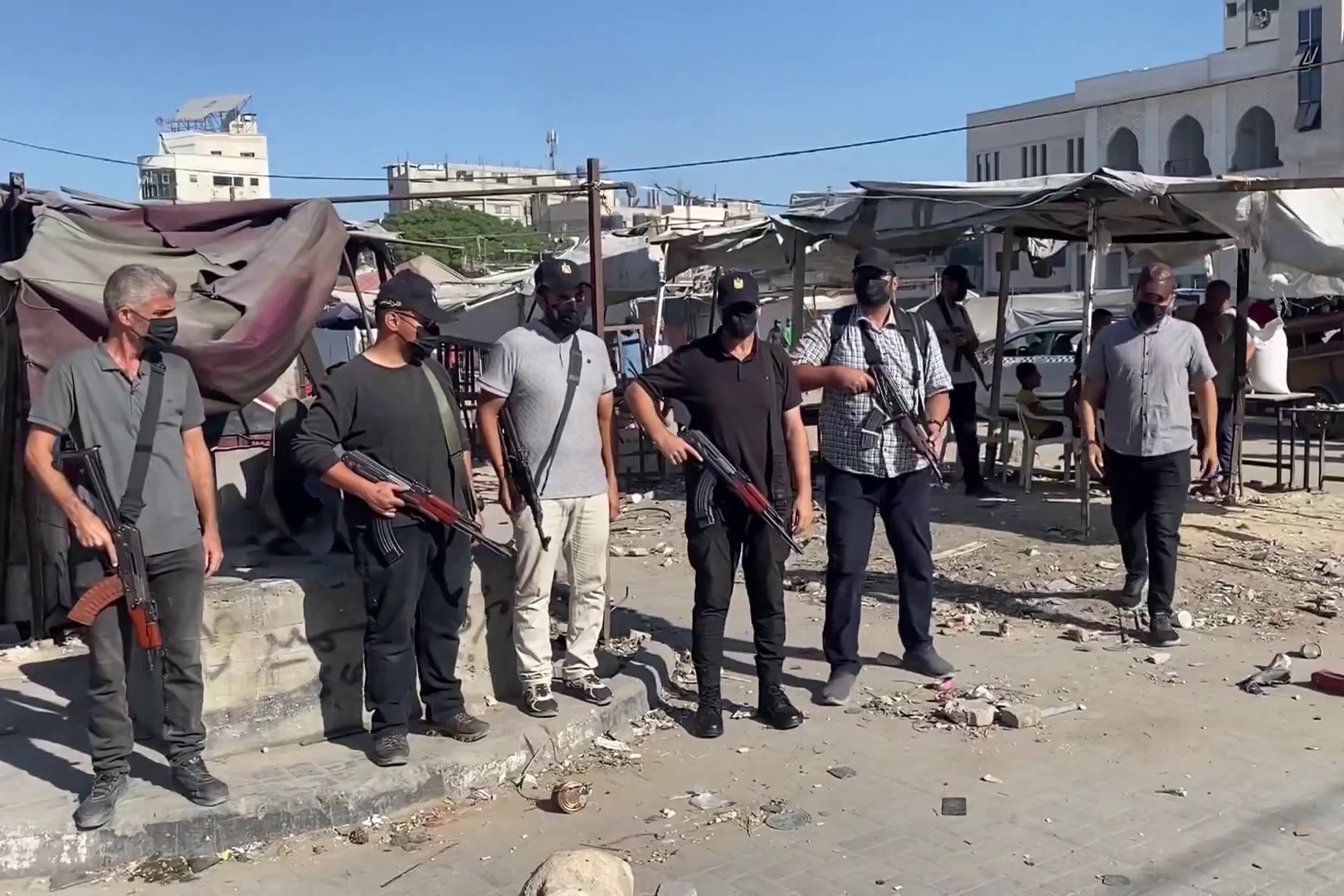 بالصور.. داخلية غزة تنتشر بمناطق انسحاب جيش الاحتلال