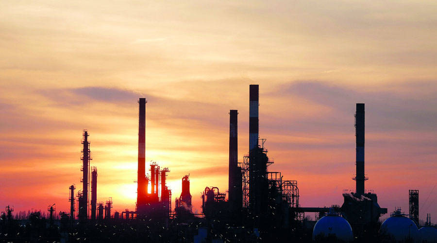 النفط يرتفع منتصف الأسبوع وسط تلاشي مخاوف تخمة المعروض