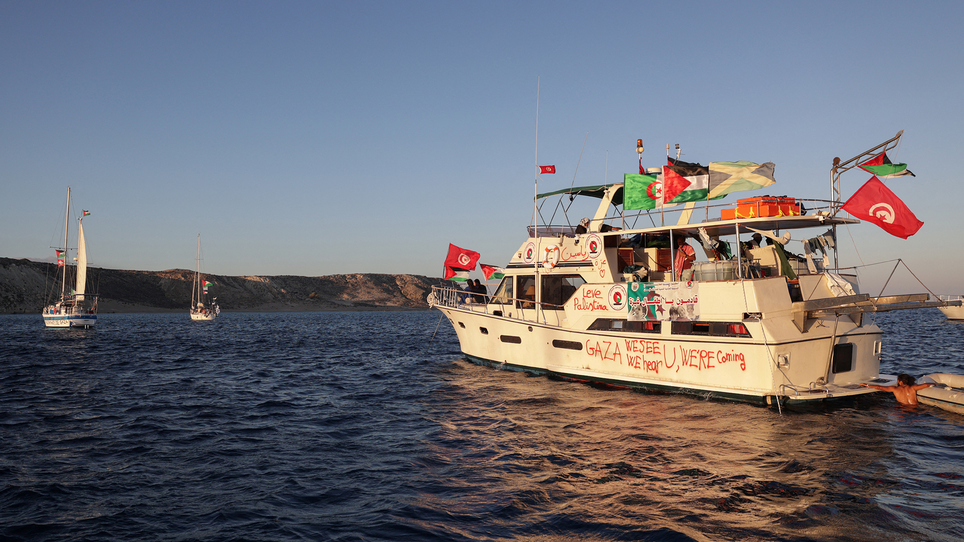 انقطاع الاتصال بكبرى سفن أسطول الصمود والنشطاء يلقون هواتفهم بالبحر