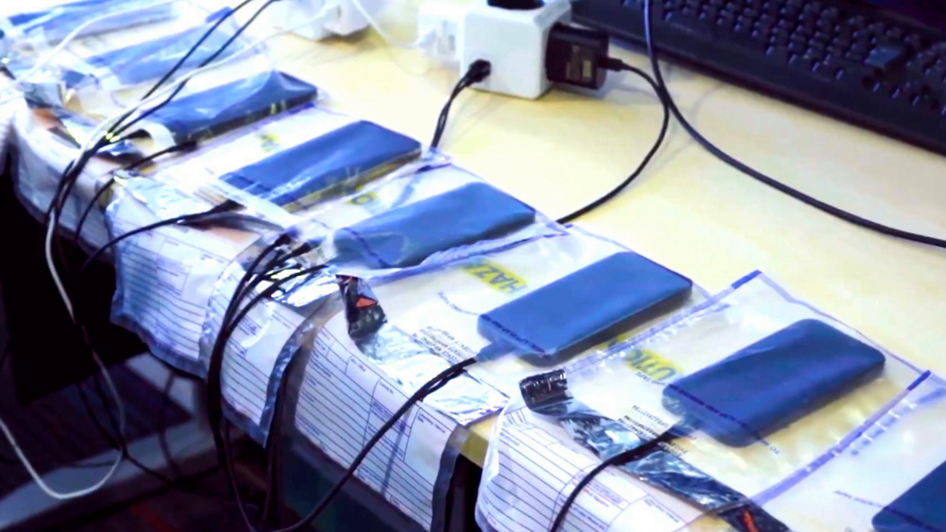 46 معتقلا بعصابة هواتف لندن والتشكيك يسود المنصات