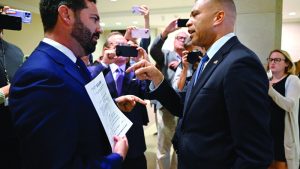 مشادة كلامية بين زعيم ديمقراطي ونائب جمهوري في الكونغرس