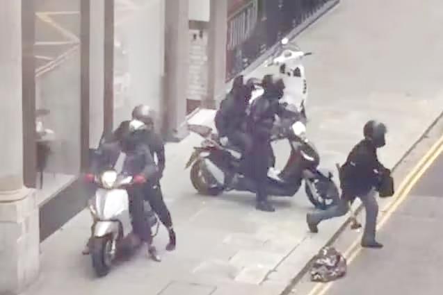 ميزة في “آيفون” توقع بأكبر عصابة سرقة هواتف في بريطانيا