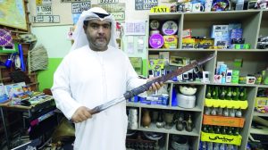 إماراتي صاحب همّة يُحوّل منزله إلى متحف.. ويروي فصول “الزمن الجميل” بلغة الإشارة