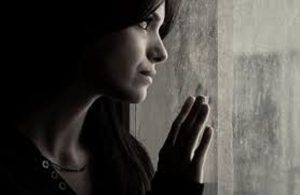 لماذا تُصاب النساء بالاكتئاب أكثر من الرجال؟ عُلماء يحلُون اللغز