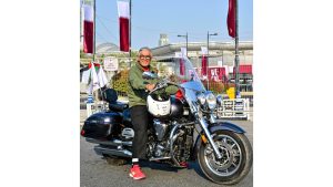 مواطن ستيني يسافر بـ “الدراجة” من عجمان إلى الدوحة لدعم “الأبيض”