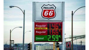 عمال النفط في كاليفورنيا يواجهون مستقبلاً غامضاً مع إغلاق المصافي