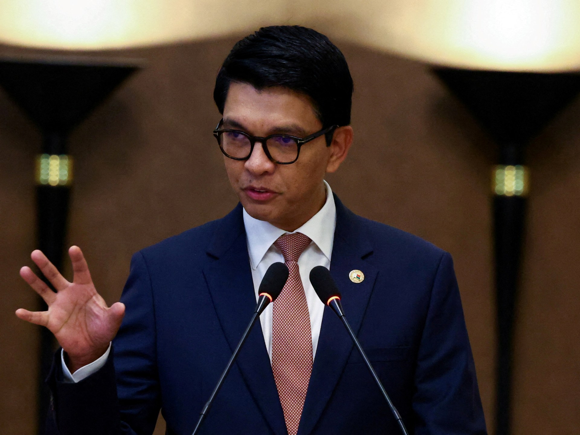 رئيس مدغشقر يتحدث عن “محاولة انقلاب” وسط انقسام الجيش